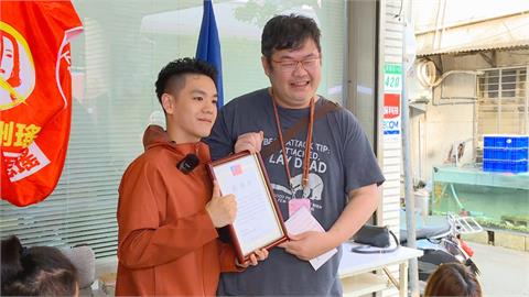 快新聞／好難過！四叉貓成「國民黨金主」　罷團頒發「功在黨國」感謝狀賴苡任卻缺席