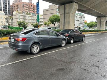 傻眼！疑車禍後未拉手煞車　轎車自動滑行又再撞兩車