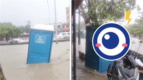 暴雨上廁所慘了！男子逃不出「連人帶廁」遭洪水沖走　驚悚現場全被拍