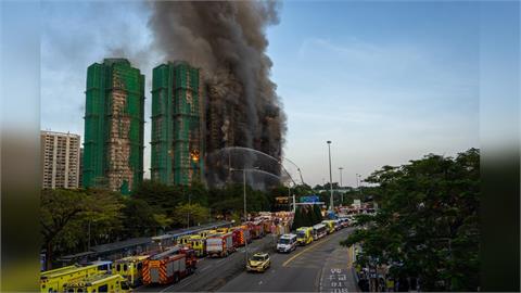 香港大火／尋獲老翁遺體「披濕被、手握身分證」家人淚崩　一眼認出