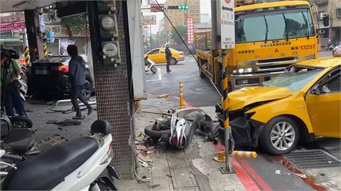 台北萬華小黃對撞休旅車　騎樓機車遭波及5傷