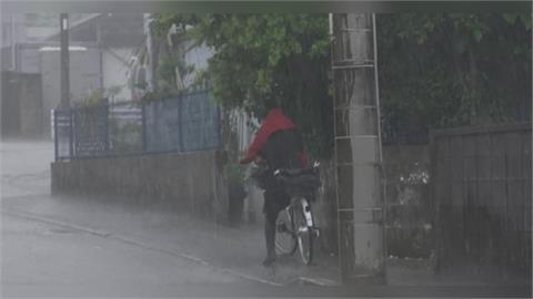 1.4萬公里高空俯瞰強風巨獸！　"巴威颱風"超厚雲層.巨大暴風圈