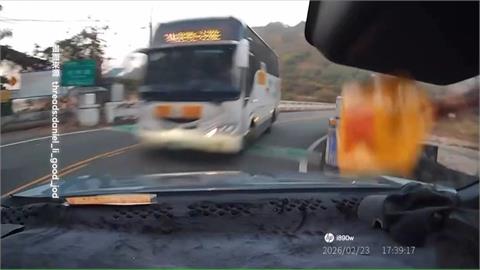 客運跨雙黃線撞對向轎車 運將:"車身過長"釀禍