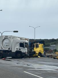 快新聞／竹北化學槽車撞擊砂石車　疑氫氟酸外洩警消封路搶救