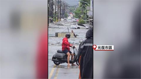 堰塞湖溢流民眾險遭沖走　土石直沖光復鄉、上百車輛遭滅頂