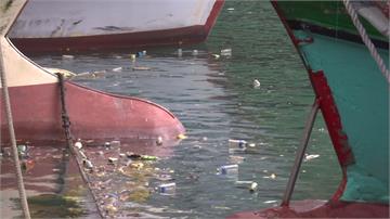 南方澳漁港變垃圾港？寶特瓶、塑膠袋漂海面