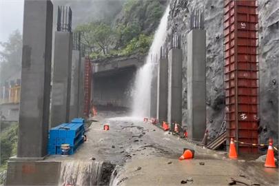 快新聞／風雨無情！強風折斷台南招牌「瞬間爆出大火球」　阿里山道路柔腸寸斷