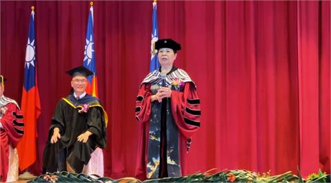 快新聞／榮獲台東大學名譽博士　陳樹菊：感謝大家沒有嫌棄我路邊攤賣菜