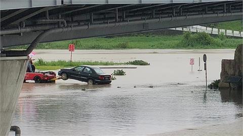 豪雨狂襲宜蘭！橋下停車場「一片汪洋」當地人曝慘狀：快來移車