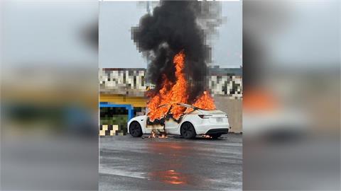快新聞／驚悚！竹北電動車「燒成火球」火勢太猛救不回...駕駛受困車內成焦屍