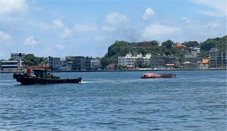 高雄旗津拖船翻覆2人落海　1獲救1搜救中