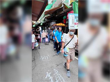 快新聞／表決延會又不上班？藍委林德福與里長掃市場反罷　畫面曝光