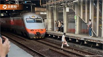 只差1秒就撞上！桃園車站女子突跳落軌道 自強號急煞
