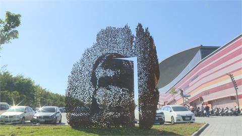 大台南會展中心 　「台江之門」鋼雕作品亮相