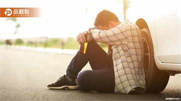 百果山深夜驚見男子「大字橫躺」路中央！駕駛嚇喊：撞鬼了