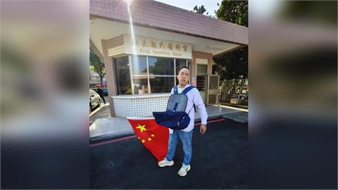 快新聞/中國男持「兩旗」闖金門縣府高喊「統一」 遭移民署驅逐出境