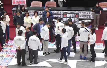快新聞／藍委踩上立院「罷」字布條！　王定宇笑稱：好像「這東西」