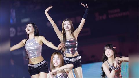 洋基女孩朴淡備（中）銀色戰袍露小蠻腰。（圖／洋基工程提供）