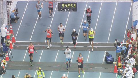 台北馬拉松登場！　2.8萬跑者頂8度低溫參賽