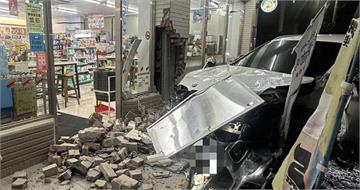 逆向 BMW 失控暴衝　路人買東西遭撞飛10公尺砸進超商門口