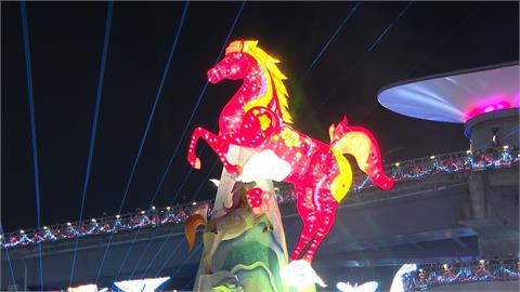 2026新北燈會試營運！　360度「紅寶馬主燈」超萌　還有國際級IP「線條小狗」
