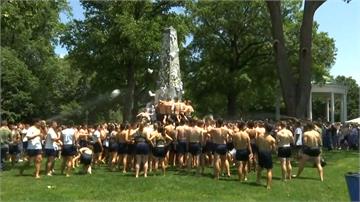 美國海軍學校升格傳統 大一生合力攻頂方尖碑