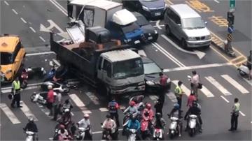 疑煞車失靈 貨車衝撞停等紅燈汽機車