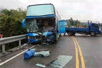 超車不慎？賞櫻專車與小貨車對撞釀4人傷