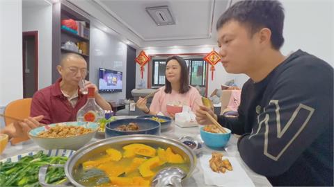 台灣女婿下廚煮台灣美食給娘家人　見這1菜狂讚到連嗑3塊