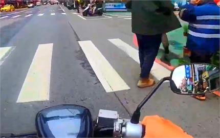 帝王條款！行人違規過馬路只罰500元　汽機車未禮讓罰3600元「別跟荷包過不去」