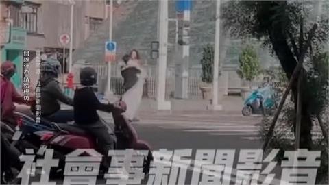 不要命？車水馬龍路上取景拍婚紗　新郎抱新娘轉圈