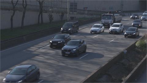 巴黎政府祭高乘載管制　「一車至少2人」解決塞車問題