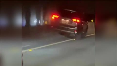 驚險！國道一號「表演特技」？　駕駛身體不適開上護欄飛簷走壁