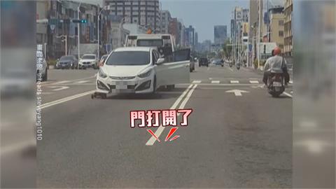 轎車被拖吊「車門突自行打開」　目擊民眾看傻眼