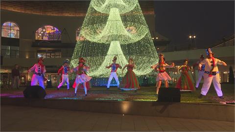 萌翻！科博館暴龍完成「健檢」穿耶誕裝　樂園打造全台最美耶誕樹
