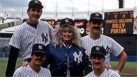 MLB(影)／她讓洋基球星全笑了！鄉村天后桃莉芭頓1987年球場外景再度瘋傳