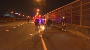 國道高雄交流道轎車擦撞廂型車 2人送醫