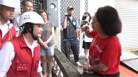 陳其邁災區淋雨涉水　盧秀燕勘災"全妝上陣"遭調侃