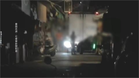 日月潭商店街疑行車糾紛！　/物流車、轎車爆口角擋車道