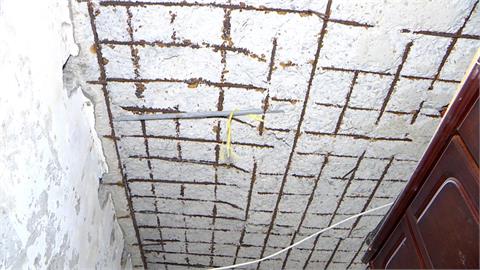 恐怖！新莊老公寓屋內「天花板突砸下」　住戶：嚇死　根本不敢睡
