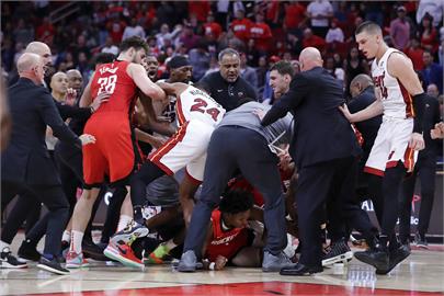 NBA(影多)／又有火爆「大場面」！熱火火箭雙火之戰「炎上」　六人遭驅逐出場