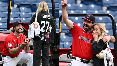 MLB(影)／守護者捕手球場浪漫求婚！海吉斯順利打出生命中的「全壘打」