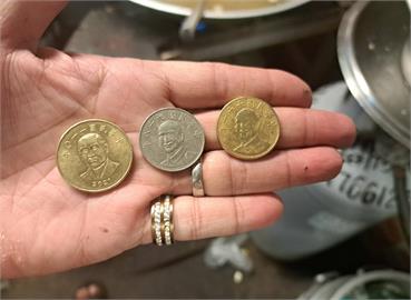 快新聞／「金色10元」偽裝50元！　受害老闆傻眼：想不到真有這種人