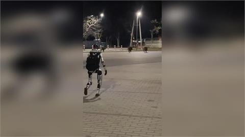 波蘭街頭驚見「機器人狂奔追野豬」！390萬人看傻：追人類的預演吧