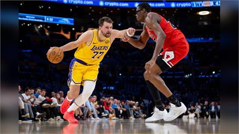 NBA(影)／「東七七」狂轟51分歡迎詹皇歸隊！湖人主場大勝公牛重回西區老三