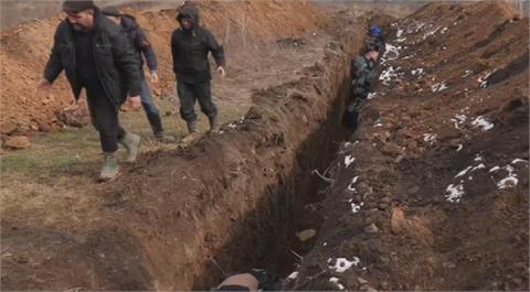 烏國港口城市馬里烏波爾轟炸嚴重　當局挖千人塚
