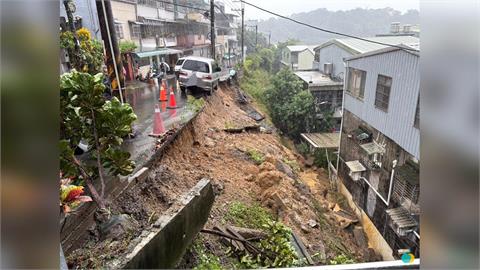 三峽邊坡驚傳土石滑落！「小貨車險墜落砸民宅」畫面曝光警急封鎖現場