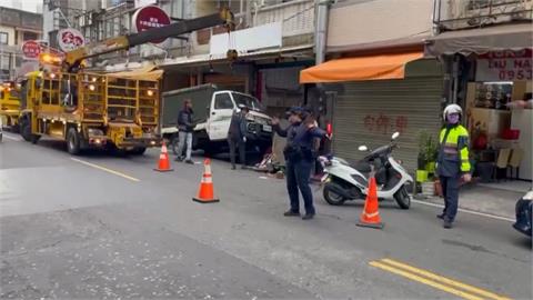 高雄女清晨開車突暴衝撞壞路邊攤　疑精神不濟釀禍