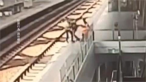 惡劣！！無票男翻越欄杆進車站　遭查票竟將站務員推落軌