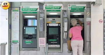 郵局ATM打詐升級！鎖定車手裝扮特性　遮臉提款恐嗶嗶叫